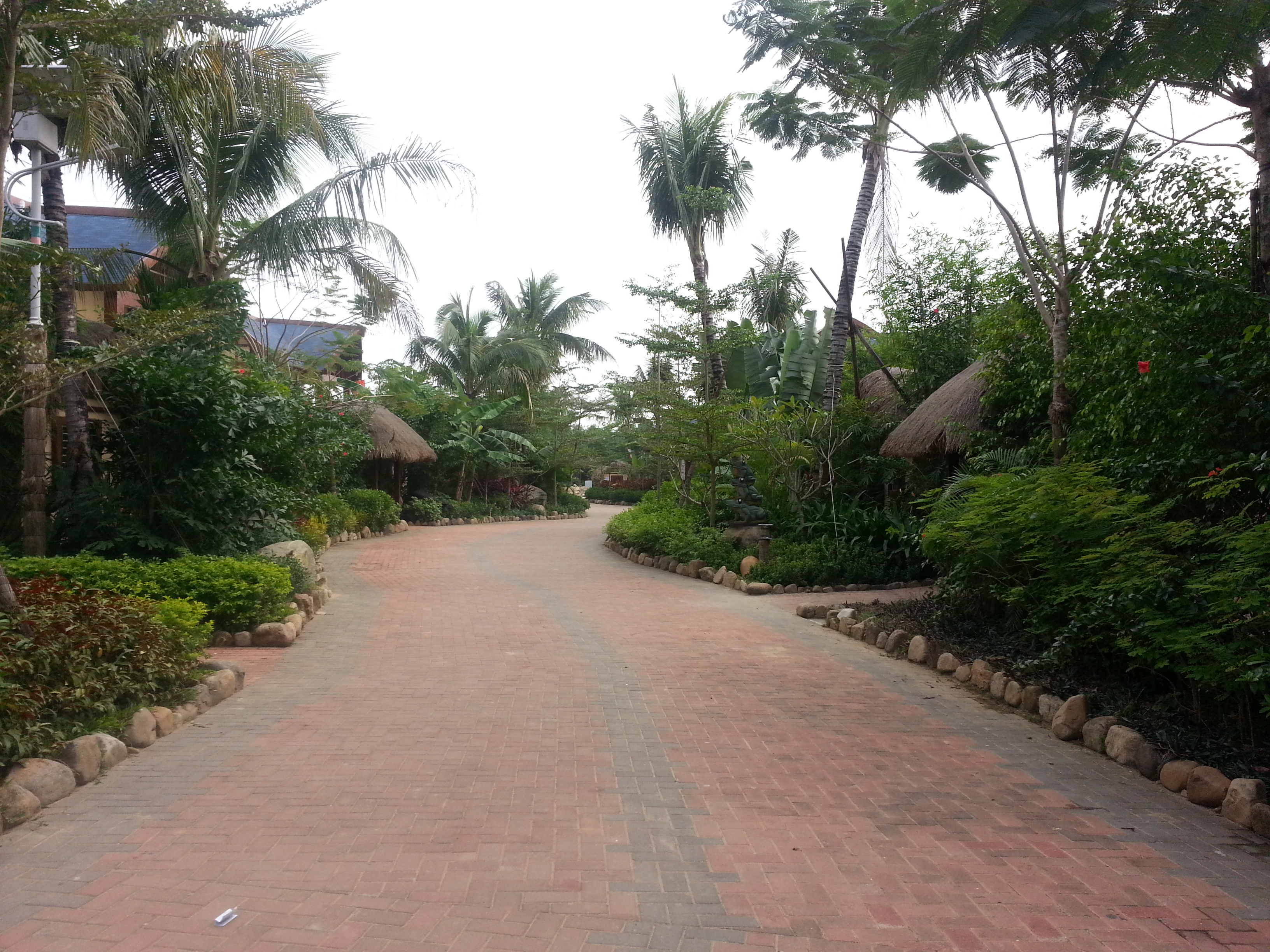 布隆赛乡村旅游区：融合民族风情与景区绿化的文化旅游新天地